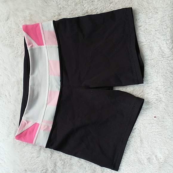 lululemon athletica Pants - Lululemon Black 🩷 🤍Reversible Short SIZE 4